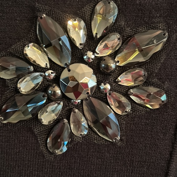 Brand - JM Collection black 3/4 in sleeves with a bell flair with jeweled brooch - Picture 11 of 16